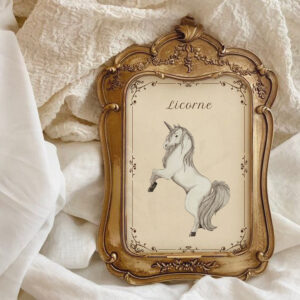 La licorne glisse en silence, gardienne des rêves purs.