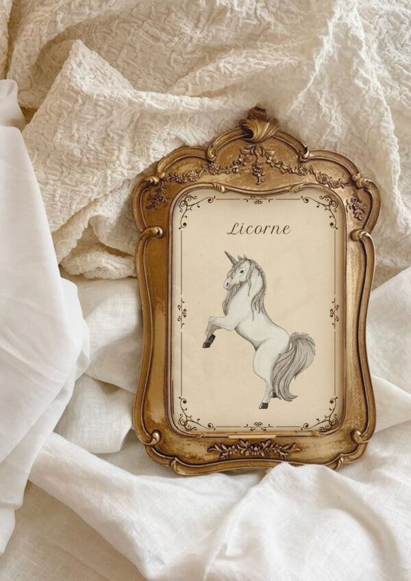 La licorne glisse en silence, gardienne des rêves purs.