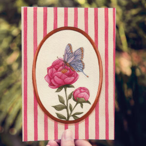 Un papillon frôle les pétales d'une pivoine en fleur, dans une douce harmonie végétale.