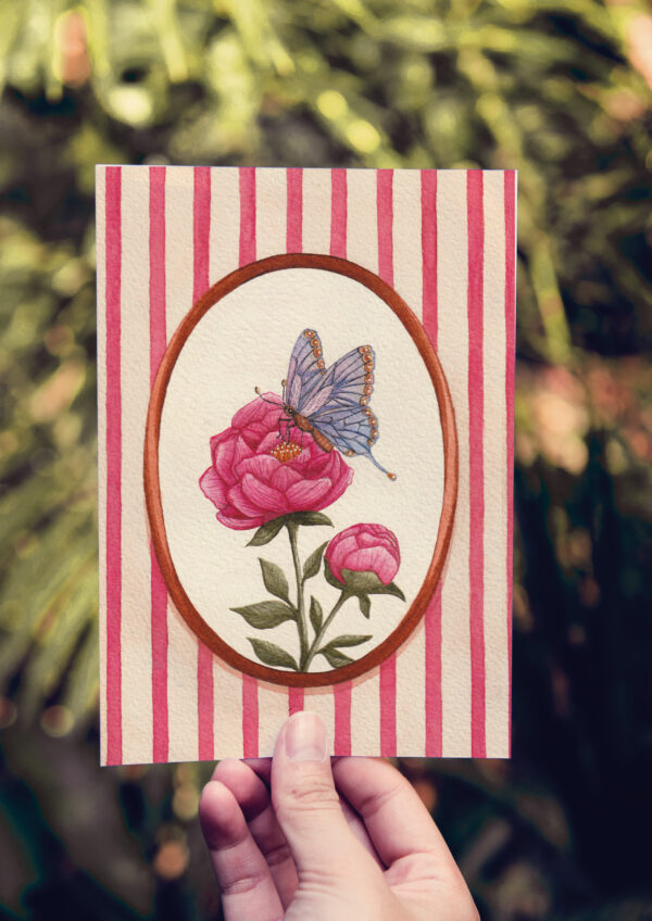 Un papillon frôle les pétales d'une pivoine en fleur, dans une douce harmonie végétale.