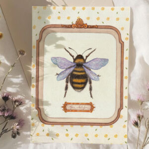 Une abeille précieuse dans un écrin à l’allure ancienne.