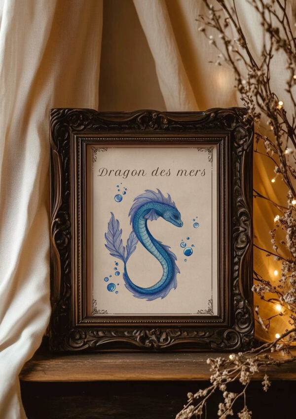 Illustration d’un dragon marin aux teintes bleutées et irisées, entouré de bulles, peint à l’aquarelle.