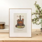 Affiche automnale représentant un coin cheminée chaleureux avec citrouille, tasse fumante, bottines et décorations.