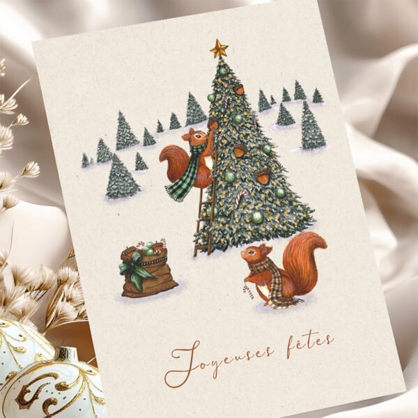 Carte de vœux illustrée “Mon beau sapin” – deux écureuils décorant un sapin dans un paysage enneigé. Illustration hivernale douce et festive.