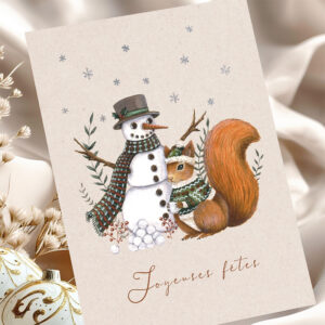 Illustration d’un écureuil en pull de Noël rouge qui construit un bonhomme de neige sous une chute de flocons, dans un paysage hivernal calme et enneigé.