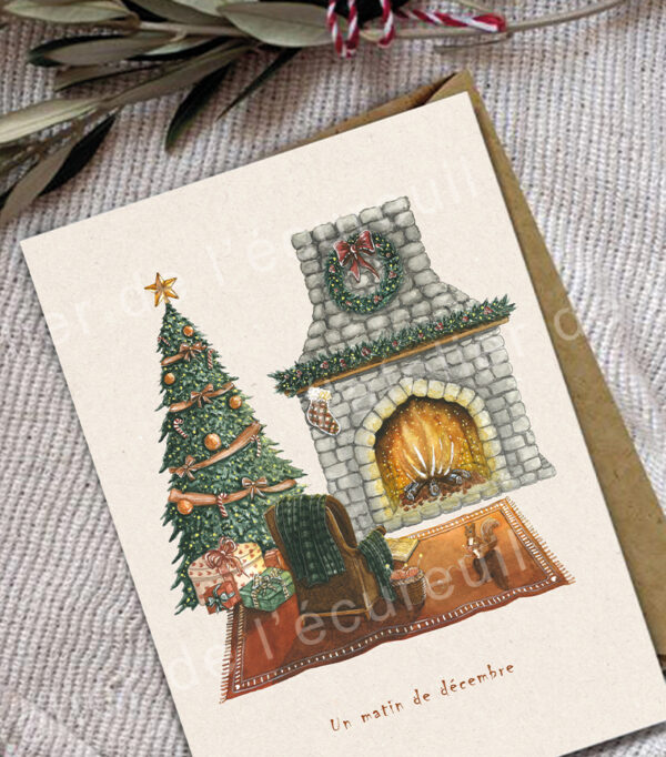 Salon décoré pour Noël avec cheminée allumée, sapin et petit écureuil devant un fauteuil.